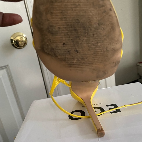 Open toe high heels with buckle. - Picture 2 of 3